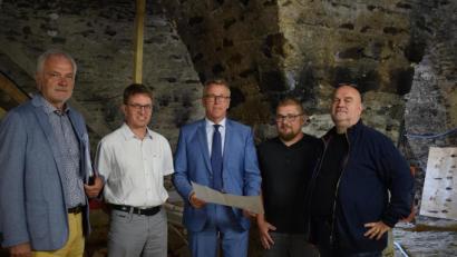 Bild: szl
Kämmerer August Trißl, Stadtbaumeister Andreas Ockl und Bürgermeister Franz Stahl verschaffen sich mit Baustellenleiter Falk Leopold und Architekt Peter Brückner einen Überblick über den Fortschritt der Baumaßnahmen im historischen Kellergewölbe der ehemaligen Polizeistation in Tirschenreuth.