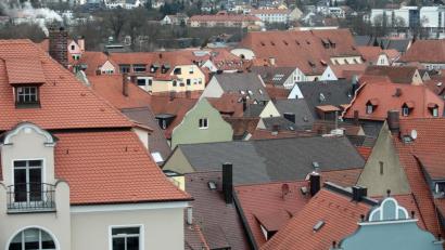 Bild: Wolfgang Steinbacher
Typische Dachlandschaft in der Altstadt. Eine Mehrheit des Bauausschusses hat jetzt dagegen gestimmt, in diesem Bereich der Stadt die Belegung mit Photovoltaik-Anlagen möglich zu machen.