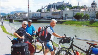 Repro: hka
Einwöchige Radtouren gehören für Eugen Eckert (rechts) zum Sommer. Seine Mitfahrer vor der Kulisse Salzburgs sind (von links) Walter Hörmann und Theo Schleicher.