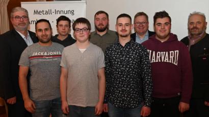Bild: gf
Innungsobermeister Manfred Rauscher (links), stellvertretender Kreishandwerksmeister Rudi Gössl (rechts) und Ambergs Oberbürgermeister Michael Cerny (Dritter von rechts) gratulierten (ab Zweiter von links) Ezat Mir Nassiri (Metallbau Kiener, Amberg), Jan Sager und Alexander Wolf (Metallbau Vollmuth, Sulzbach-Rosenberg), Jakob Stauber und Fabian Krybus (Auer GmbH, Ebermannsdorf), Kevin Keck (Dorn & Schörner, Etzelwang).