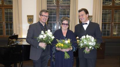 Bild: Thomas Frister/exb
Nach dem Konzert gab es Blumen für (von links) Frank Oidtmann, Veranstalterin Heidelore Scherdel und Tenor Volker Bengl.