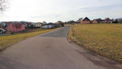 Bild: ral
Die Bürgermeister-Delling-Straße eine wichtige Straße in Trisching. Sie soll als erste ausgebaut werden.