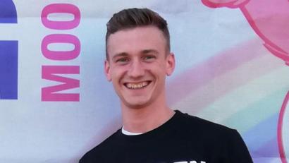 Bild: Markus Schmid
Markus Schmid trägt beim Moosbacher Weiberfasching 2020 eine Botschaft auf dem Pulli: "Anzeigen vermeiden, unverkleidet bleiben".