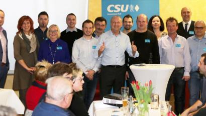 Bild: lst
Gemeinsam für einen starken Markt Floß: Die Flosser CSU um Bürgermeisterkandidaten Armin Betz stellte am Sonntag im „Goldenen Löwen“ offiziell ihr Wahlprogramm vor. Bild: lst