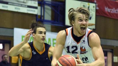 Bild: Büttner, Gerhard
Jonas Meißner ist gegen Chemnitz im Zug zum Korb nicht zu stoppen. Hier hat Auswahlspieler Eduard Roschnafsky gegen den Neustädter Center das Nachsehen.