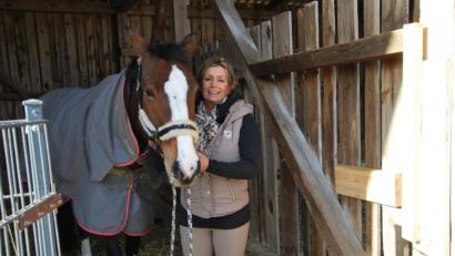 Bild: Gerd Spies
Momentan sind die Pferde in Behelfsbauten untergebracht. Orkan Sabine hat fast das ganze Dach des Reitstalls von Christiane Schärl (Foto) weggerissen. Die große Hilfsbereitschaft danach macht sie und ihre Schwester Brigitte Baumgartner immer noch fassungslos.