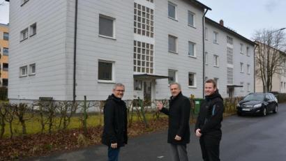 Bild: jr
Noch heuer sollen diese beiden Wohnblocks in der Wiesenstraße abgerissen werden. Auf dem Grundstück soll dann ein Neubau mit 15 Mietwohnungen entstehen, die bis Ende 2021 bezugsfertig sein sollen. Vorgestellt wurde das Projekt von Architekt Thomas Sticht, Bürgermeister Roland Grillmeier und Verwaltungsmitarbeiter Florian Krieglsteiner (von links).