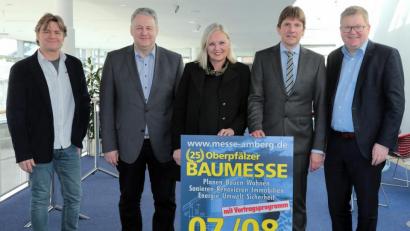 Bild: Wolfgang Steinbacher
Seit einem Vierteljahrhundert veranstaltet Thomas Resch (Zweiter von rechts) die Oberpfälzer Baumesse im ACC. Oberbürgermeister Michael Cerny (ganz rechts) und Landrat Richard Reisinger (Zweiter von links) sind die Schirmherren der 25. Ausgabe, die am 7. und 8. März stattfindet. Mit dabei sind auch heuer wieder Harald Graf (ganz links) von der Werbeagentur hp und Petra Strobl vom Amberger Congress Marketing.