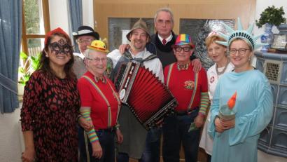 Bild: Dobmeier
„Lucky“ aus Kohlberg war der Überraschungsgast mit seiner „Quetschn“ und brachte den Saal zum Kochen mit Witzen und Gesangseinlagen.