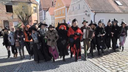 Bild: bö
Knapp 50 Hexen waren am Hexenfreitag im Markt unterwegs, tanzten, lachten und schunkelten. Nur ein Mann durfte mitgehen: Musikant Florian Gröninger von Grögötz Weißbir, der allerdings ein wenig ramponiert aussah, weil er am Unsinnigen Donnerstag mit den Amberger Hexen durch die Stadt gezogen war.
