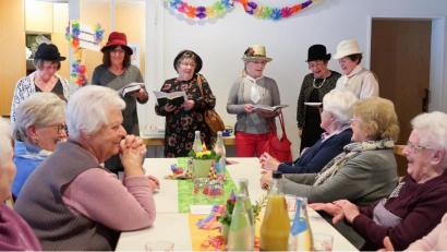 Bild: bsc
Beste Unterhaltung bescherte das Faschings-Café des Frauen- und Müttervereins Friedenfels im Jugendheim. An den Aufführungen und Sketchen hatten die Besucherinnen ihre helle Freude. Mit einer Jungfernwallfahrt nach Fuchsmühl, aufgeführt von (hinten von links) Monika Seidel, Petra Gärtner, Irene Hasenfürter, Christa Schraml, Edith Trießl und Gabi Härtl, traf das Vorstandsteam genau den Geschmack der Besucherinnen.
