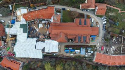Bild: jp
Die Baustelle Polizeifachhochschule Klosterburg Kastl mit dem sanierten Gebäude des ehemaligen Ungarischen Mädcheninternats (rechts unten auf dem Bild), in das Anfang März die ersten 60 Polizeifachhochschüler einziehen werden.