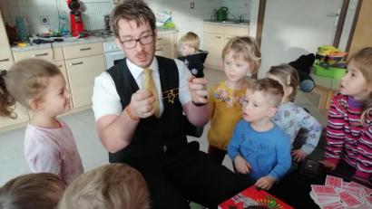 Bild: awo
Marco Knott zauberte in jeder Kindergartengruppe und auch in der Kinderkrippe.