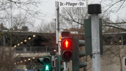Bild: Gabi Schönberger
Wer an der Dr.-Pfleger-Straße vom Neuen Rathaus in Richtung Großparkplatz die Straße als Fußgänger queren will, stellt fest, dass die Fußgängerampeln unterschiedlich geschalten sind. Das scheint ungewöhnlich, ist aber volle Absicht.