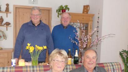 Bild: rn
Rege Gespräche führt der ehemalige Unternehmer Gunter Dürr (vorne, mit Frau Uschi) mit Bürgermeister Peter Lehr und Seniorenbeauftragten Udo Müller (hinten, von links), die ihm zum 80. Geburtstag gratulieren..