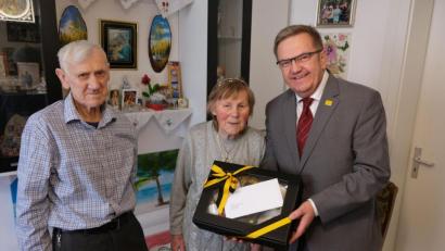 Bild: usc
Bürgermeister Martin Preuß beschenkt Pavel und Marcelina Wenz zum 60. Hochzeitstag. Glückwünsche kamen auch vom Ministerpräsidenten.