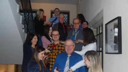 Bild: rn
Bürgermeister & Co fügen sich an Weiberfasching der Übermacht der VG-Mitarbeiterinnen.