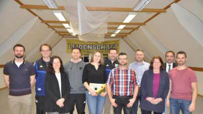 Bild: ak
SV-Vorsitzender Wolfgang Groß (Zweiter von rechts) hofft, dass zu den 30 Jahren Mitgliedschaft der Jubilare noch viele mehr dazukommen.