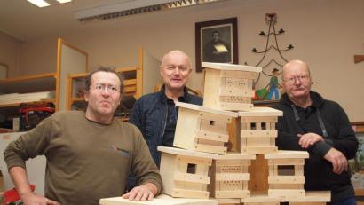 Bild: sön
Unter Anleitung von Robert Aufleger (links) bauten Mitarbeiter des Werkhofs wie Wojciech Böhm (rechts) im Werkraum des Klosters über 30 Nistkastensysteme. Jürgen Zach (Mitte), Verwaltungsleiter des Klosters, freut sich auf weitere gute Zusammenarbeit. Das Nistkastensystem soll künftig auch im Klosterladen zu bekommen sein.
