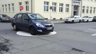 Bild: Gabi Schönberger
Ein Kuriosum: Ein weißer Kreis, der vom Verkehr nicht umfahren werden will. Er liegt an der Kreuzung Asyl-/Herrmannstraße.