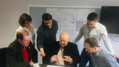 Bild: glb
Die WGW (Wahlgemeinschaft Weigendorf) vor Ort: Projektleiter Siegfried Kühn (Mitte) stellt die Pläne vor und diskutiert mit 2. Bürgermeister Fabian Bräutigam (links), Gemeinderat Thomas Dotzler (Bauausschuss) und den jungen WGW-Gemeindratskandidaten Melanie und Oliver Schmidt und Simon Ertel Details.