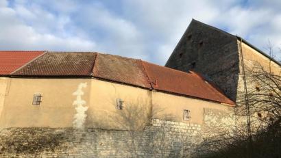 Bild: e
Im Gebäude neben dem großen Zehentkasten soll in der Burg Dagestein der zweite Fluchtweg in Richtung Goaßbergl angelegt werden. Das angrenzende Gebäude hat die Stadt Vilseck vor kurzem erworben. Die Risse in der Außenmauer machen eine aufwändige Sanierung notwendig. Außerdem muss der gesamte Dachstuhl erneuert und neu eingedeckt werden.