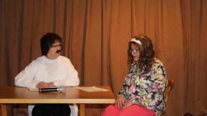 Bild: soj
„Professor Christa Schiener“ erklärt dem etwas naiven Mädchen (Marita Kuchenreuther) gewisse Schwierigkeiten beim Thema „Blos ein bisschen". Die Lachmuskeln der Gäste wurden dabei ziemlich beansprucht.