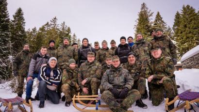 Bild: Martin Schmid/exb
Nach dem Aufstieg ist vor der Schlittenfahrt: Das war auch für die Immenreuther Reservisten der angenehmere Teil des Marsches auf dem Großen Arber.