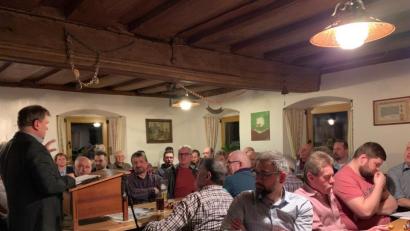Bild: Lowak
Die Wirtsstube im Gasthaus Rettinger ist voll, als Bürgermeister Karlheinz Budnik über die Ziele der CSU spricht.