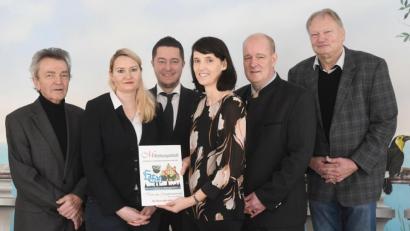 Bild: Gabi Schönberger
Die Stadtwerke Weiden sowie der Haus- und Grundbesitzerverein Weiden und Umgebung sind künftig Partner in Sachen Energieberatung (von links) Schriftführer Heribert Schrott, Barbara Kick aus der Geschäftsstelle des Haus- und Grundbesitzervereins, Schatzmeister Michael Hösl, Stadtwerke-Vorstand Christine Melischko, Vereinsvorsitzender Lutz Freiherr von Hirschberg sowie Stadtwerke-Vorstandsvorsitzender Johann Riedl .