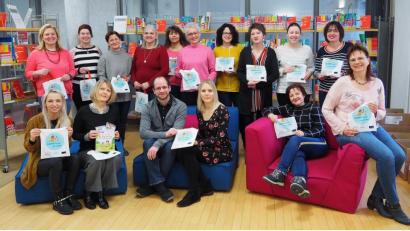 Bild: Bühner
Die Leiterinnen der Weidener Kindertagesstätten habe das neue Lesestart-Set für Zuwandererkinder erhalten. Mit dabei
die stellvertretende Leiterin der Regionalbibliothek Ruth Neumann, Michael Maier vom Bildungsbüro der Stadt Weiden undLeila Smekal von der Fachstelle Kindertagesbetreuung (sitzend Zweite, Dritter und Vierte von links)