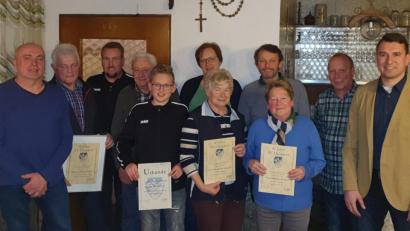 Bild: exb
Die Vereinsspitze ehrte langjährige Mitglieder. Unser Bild zeigt (von links) dritten Vorsitzenden Josef Hösl, Johann Lorenz, Udo Braunschläger, Werner Sack, Jakob Baier, Ulrike Bäumler, Franziska Ippisch, Richard Hofmann, Madlen Krause, zweiten Vorsitzenden Günter Nosseck und ersten Vorsitzenden Christian Beer.