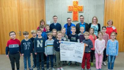 Bild: flt
Kinder der Grundschule Plößberg mit ihrer Schulleiterin Irmgard Wittmann (links) und ihrer Stellvertreterin Rita Reitinger (rechts) bedankten sich bei den Spenden-Überbringern (ab hinten Zweite von rechts) Anja Birkner, Michael Haubner (beide JU), Toni Härtl (SV Schönkirch) und Florian Löw (JU)
