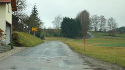 Bild: fjo
Der auf 6,50 Meter Breite vorgesehene Ausbau der Straße nach Burkhardsrieth liegt auf Eis. Die Stadt Pleystein entschied sich auf Drängen der Regierung für die Sanierung der Straße nach Isgier.