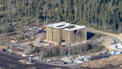 Bild: mür
Das Verwaltungsgebäude der Ziegler Group ist bezugsfertig. Die offizielle Einweihung findet im Frühjahr statt, sobald das Wetter schöner ist.
