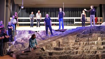 Bild: Mirko Streich/exb
Szene aus dem ersten Probenblock, der vor einigen Wochen zu Ende ging. Der Kunstfelsen, den die Tirschenreuther dem Landestheater Innsbruck abgekauft haben, ist die Bühne für die neue Tirschenreuther Passion.