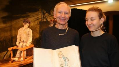 Bild: jrh
Akkordeonistin Maria Gafka (rechts) und Alexander Baginski mit dem von seiner Frau nachgemalten Bilderbuch für Tommy.