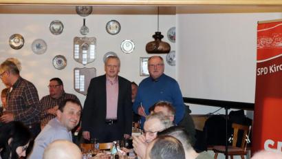 Bild: jma
Bürgermeister Jürgen Kürzinger und SPD-Landratskandidat Peter Lehr (stehend, von links) beim Gespräch mit den Bürgern in Thurndorf.