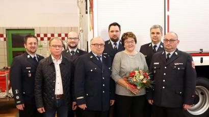 Bild: jma
Jürgen Knöfel (Mitte) scheidet nach 49 Jahren aus dem aktiven Dienst der Pressather Feuerwehr aus. Neben anerkennenden Worten für den Ausscheider gibt es auch Blumen für seine Frau Maria. Mit im Bild sind (von links) Kommandant Andreas Kneidl, Bürgermeister Werner Walberer, Kreisbrandrat Marco Saller, stellvertretender Kommandant Andreas Argauer, Kreisbrandinspektor Wolfgang Schwarz und Kreisbrandmeister Jürgen Haider.