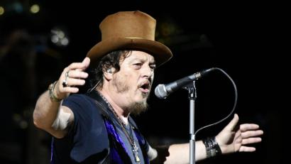 Bild: Hans Punz/APA/dpa
Als einer der wichtigsten Vertreter des italienischen Blues-Rock, zählt Zucchero zu den erfolgreichsten Künstlern seines Landes: Allein sein Album „Oro, incenso e birra“ hat sich weltweit mehr als 8 Millionen Mal verkauft.