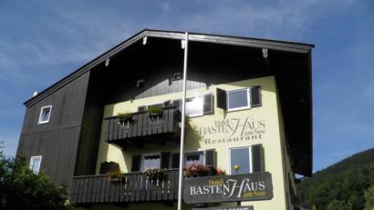 Bild: exb
Bis Mai 2016 führte ein Pächterpaar das Drei-Sterne-Hotel. Seither steht es leer und der Freistaat Bayern überweist 10000 Euro monatlich an die Besitzer.