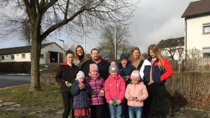 Bild: Ute Döhler/exb
Die Teilnehmer der Kunstaktion des Ortsverbandes von Bündnis 90/Die Grünen zusammen mit Bürgermeisterkandidatin Ute Döhler (hinten, Zweite von links) und einigen Helfern.