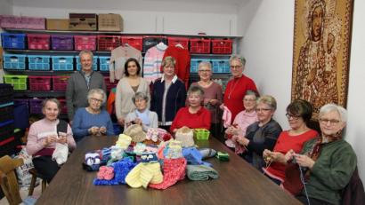 Bild: prh
Ihr Strickeifer ist ungebrochen. 2058 Wollartikel strickten die Handarbeiterinnen der Strickrunde im letzten Jahr für einen guten Zweck. Norbert Meister und Tamara Prause (stehend von links) von Koki nahmen für ihr Netzwerk 500 Paar Babyschuhe in Empfang, die alle Leiterin Elfriede Simmerl (sitzend Vierte von links) gestrickt hat.