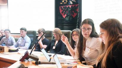 Bild: Gabi Schönberger
Im Planspiel stellen die Schülerinnen und Schüler den Bundestag nach.