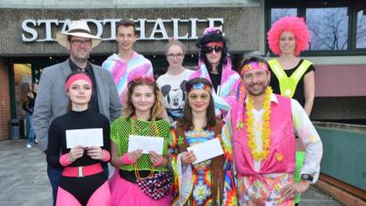 Bild: dob
Schrill und bunt zeigen sich die Realschüler. Jennifer Mayr aus Vohenstrauß (vorne, Zweite von links) holt sich den ersten Preis bei der Maskenprämierung. Auf dem zweiten Platz folgt Nadine Novak aus Eslarn (vorne, links) als Aerobic-Trainerin der 80er Jahre, vor Afra Fritz aus Straßenhäuser (vorne, Zweite von rechts) im Flower-Power-Kostüm.