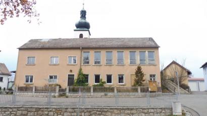 Bild: Lowak
Der Verkauf des alten Schulhauses samt ehemaligem Feuerwehrhaus schlägt im Wahlkampf Wellen.