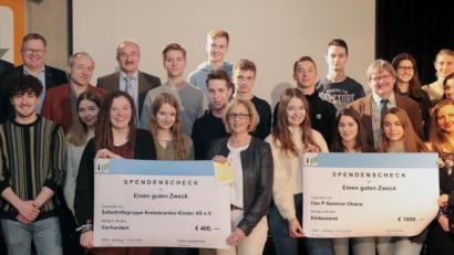 Bild: Wolfgang Steinbacher
Für das P-Seminar Escape Room gibt es nicht nur einen Preis. Mit ihren Einnahmen unterstützen die Schüler auch noch zwei andere Projekte. 400 Euro überreichen sie an die Selbsthilfegruppe Krebskranker Kinder Amberg-Sulzbach und 1000 Euro an ein anderes P-Seminar, das ein Waisenhaus in Ghana unterstützt.
