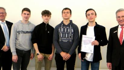 Bild: Hirsch
Sparkassen-Vorstandsvorsitzender Werner Heß (rechts) und Oberbürgermeister Andreas Feller (links) zeichneten die erfolgreichen Börsianer des Johann-Andreas-Schmeller-Gymnasiums Nabburg, Paul Hermann, Felix Fischer, Ludwig Richthammer und Ferdinand Koch (von links), aus.