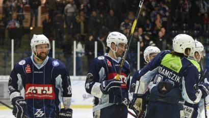 Bild: gb
Nach fünf Niederlagen gab es am Freitag endlich wieder Grund zum Jubeln für die Blue Devils. Die Weidener besiegten Spitzenreiter ECDC Memmingen mit 5:4 nach Verlängerung. Martin Heinisch (links) glänzte als dreifacher Torschütze.