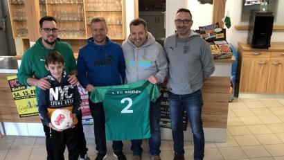 Bild: riw
FC-Jugendleiter Steffen Genrich (links) und stellvertretender FC-Vorsitzender Michael Poh (rechts) bei der Trikot-Übergabe an Heinisch und Rainer Hahn (Mitte) von Global United.